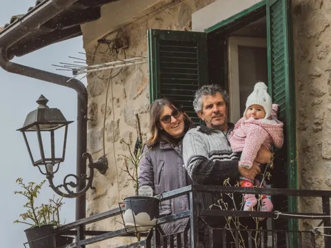 Ngôi làng Ý đón em bé đầu tiên sau 30 năm, nhiều người đổ xô tới xem