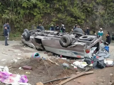 Lật xe chở đoàn từ thiện ở Lào Cai, 8 người chết