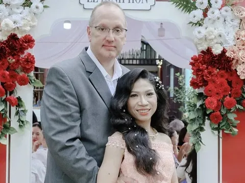 Người phụ nữ 41 tuổi cưới chồng Mỹ cao 2 m sau màn hẹn hò 'thần tốc'