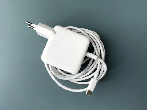 Có nên dùng cục sạc laptop cho điện thoại?