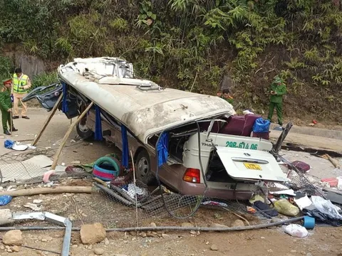 Điều tra ban đầu vụ lật xe chở đoàn thiện nguyện: Xe đột ngột bị mất phanh, lật ở lưng dốc