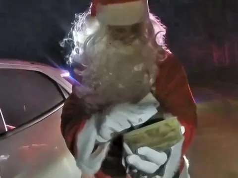 Ông già Noel bị cảnh sát 'tuýt còi' vì chạy quá tốc độ