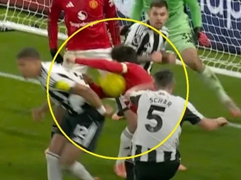 Quyết định gây phẫn nộ trong ngày MU giành 3 điểm