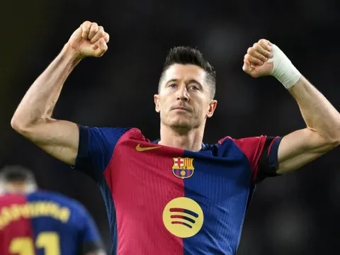 Lewandowski đứng giữa tiền và di sản