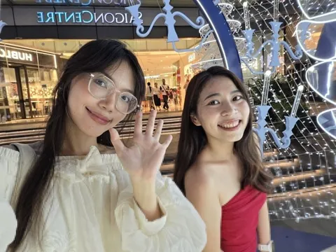 Galaxy Z Flip7 'hóa phép' bộ hình cuối năm lung linh trong tích tắc