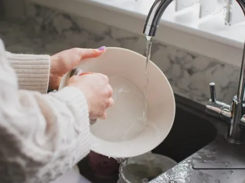 Sai lầm nguy hiểm khi rửa chén của nhiều người Việt
