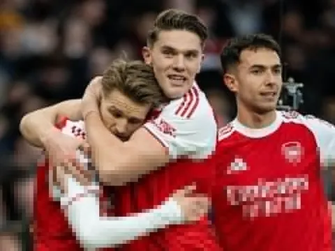 Arsenal chiếm lại ngôi đầu Premier League