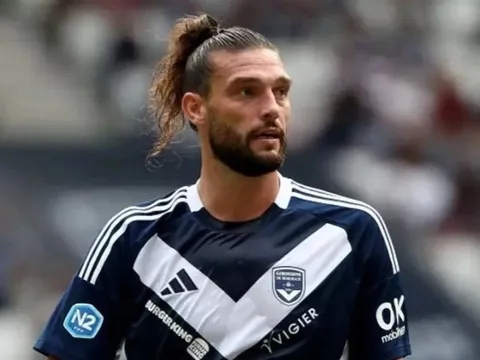 Bị bắt tại sân bay, Andy Carroll nguy cơ ngồi tù