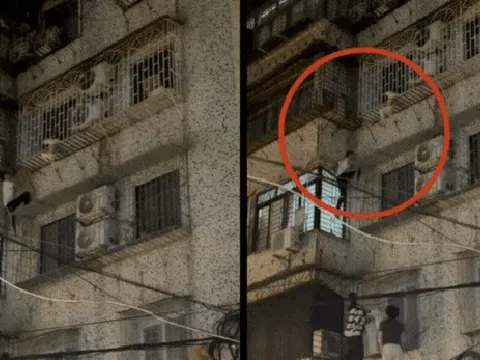 Clip nghẹt thở: Nam thanh niên leo tường chung cư, giải cứu bé trai kẹt đầu treo lơ lửng ngoài “chuồng cọp” tầng 4