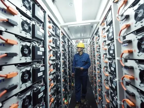 Muốn hạ Trung Quốc nhưng chính "vũ khí" đang dùng lại là của Trung Quốc sản xuất: Một quốc gia bất lực