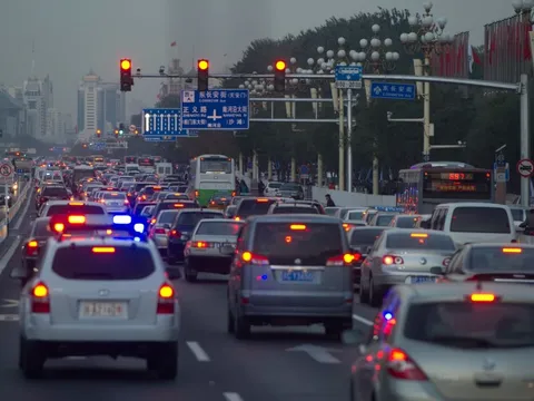 Trên thế giới, lái xe vượt đèn vàng có bị phạt không?