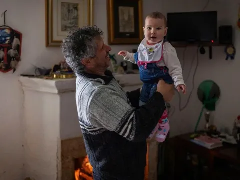 Nơi 'mèo còn đông hơn người' đón đứa trẻ đầu tiên sau 30 năm