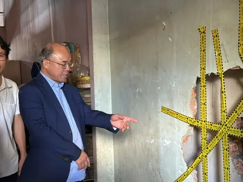 Công an kể lại 5 phút đục tường, đưa 5 nạn nhân trong vụ cháy ra ngoài