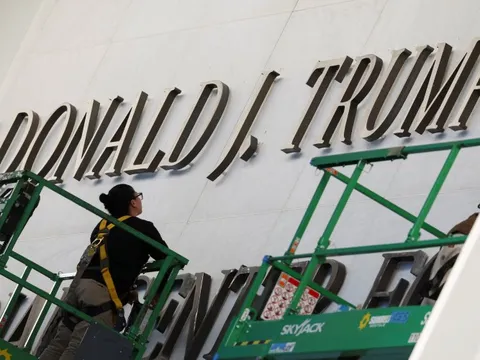 Nghệ sĩ hủy 'sô' vì ông Trump, bị dọa bồi thường 1 triệu USD