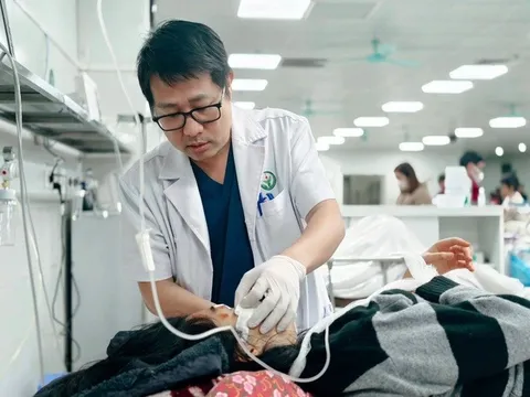 Vụ lật xe chở đoàn thiện nguyện: Nhiều bệnh nhân chuyển về Hà Nội