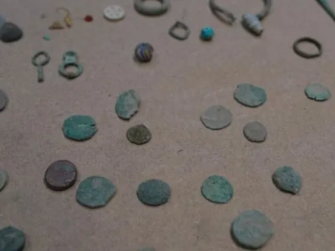 Phát hiện vàng và hàng trăm đồng xu trên đất sau cơn mưa lớn, chính quyền lập tức phong tỏa khu vực, giá trị lớn đến không ngờ