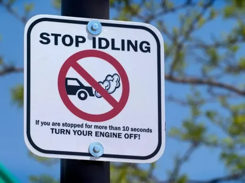 Nổ máy xe mà không chạy cũng bị phạt