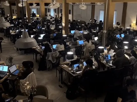 Cảnh cả trăm khách ngồi gõ laptop trong quán cà phê TP.HCM gây choáng