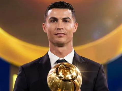 Ronaldo hoàn tất hat-trick giải thưởng