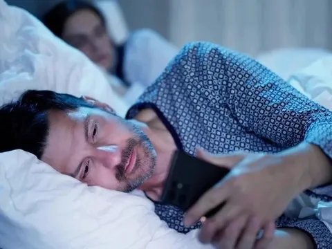 Vợ đòi ly hôn vì chồng hay 'thả tim' ảnh phụ nữ hở hang trên MXH