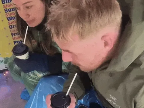 Mặc quần cộc đi Hà Giang, khách Tây run cầm cập vì lạnh tê tái