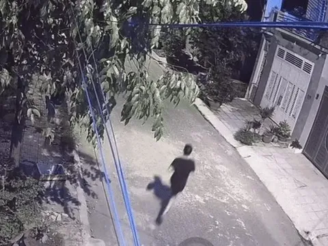 Con tím tái giữa đêm, bố khóc nấc đập cửa hàng xóm cầu cứu