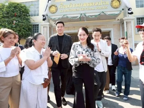 Bà Paetongtarn thăm ông Thaksin, thu hút chú ý trước thềm tổng tuyển cử