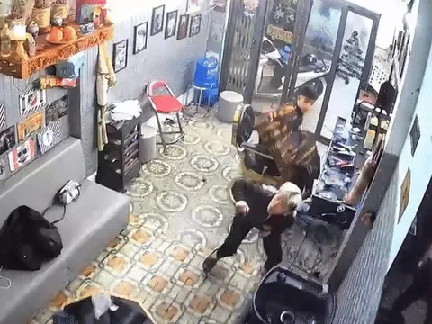 Thanh niên rơi thủng mái nhà, chủ tiệm tóc hoảng hốt bỏ chạy