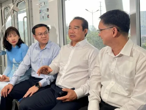 Chủ tịch UBND TP.HCM đi metro số 1 đến Trung tâm Phục vụ hành chính công trong ngày đầu ra mắt