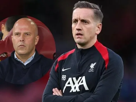 Trợ lý HLV Slot bị Liverpool sa thải