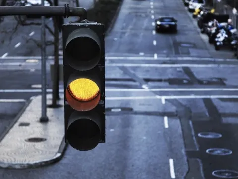Vượt đèn vàng có lỗi không, bị phạt bao nhiêu?