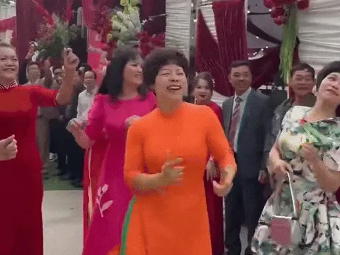Đi đón dâu, gia đình Thanh Hóa 'quẩy' cùng thông gia gây sốt MXH