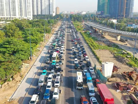 Nút giao An Phú, vòng xoay Phú Hữu ùn ứ, cao tốc thông thoáng trong ngày đầu năm mới