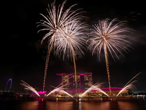 Thế giới cùng bước sang năm mới 2026, pháo hoa ngợp trời