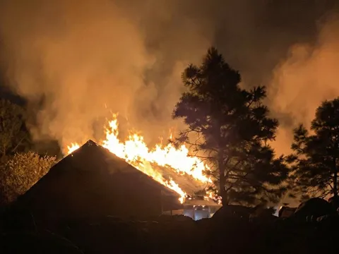 Nhà dân bốc cháy dữ dội ngay sát giao thừa Tết dương lịch