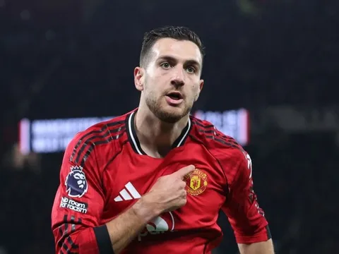 Pha bóng điên rồ của Dalot