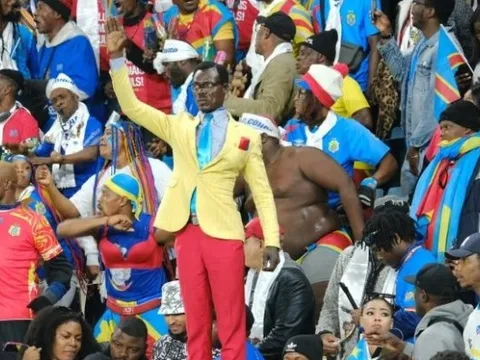 CĐV đứng bất động suốt 115 phút gây sốt ở cúp châu Phi