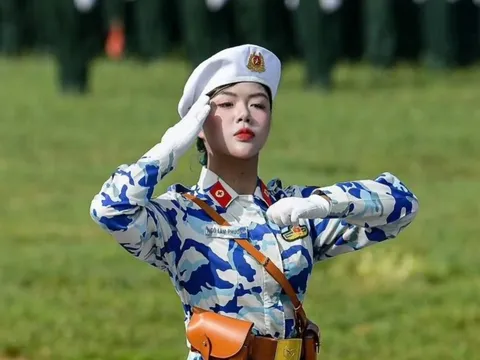 'Hoa khôi' khối Quân y Ngô Lâm Phương gây chú ý