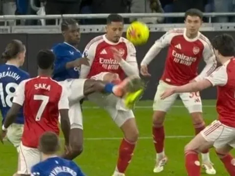 Sai lầm nghiêm trọng giúp Arsenal hưởng lợi