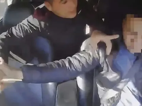 Clip hành khách đâm tài xế taxi khi đang lái xe: Công an truy tìm "Tý hai lầu"