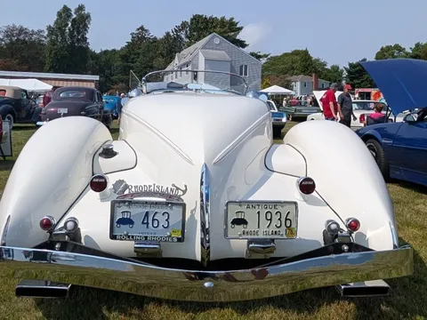 Tại sao tại Mỹ có xe mang nhiều biển số?