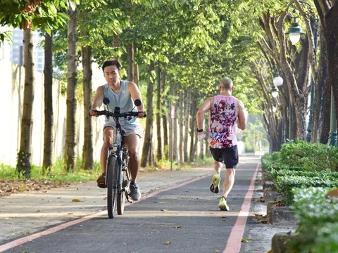 Nô nức đi metro, thích thú đạp xe làn ưu tiên