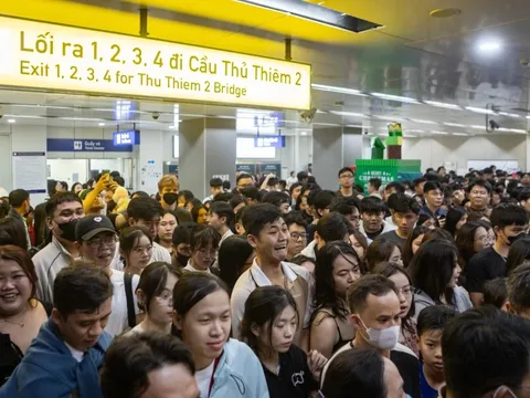 Cảnh 'không lối thoát' ở ga Metro TP.HCM sau đêm countdown