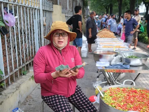 'Dúi' 150 triệu, 1.000 AUD cho bếp từ thiện TP.HCM rồi bỏ đi