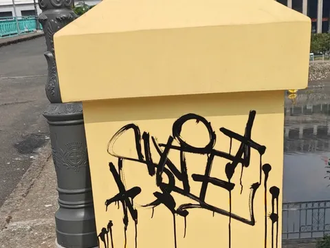 Vừa hoàn thiện chiếu sáng mỹ thuật đẹp lung linh, cầu Mống bị vẽ bậy