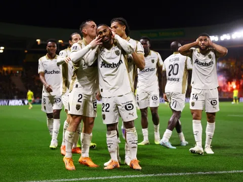 PSG mất ngôi đầu vào tay hiện tượng Ligue 1