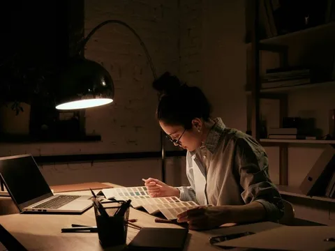 Vì sao người trẻ ngày càng mệt mỏi, mất ngủ dù không thiếu tiện nghi?