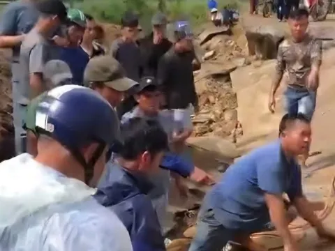 Bờ kè sông đổ sập, đè chết 4 người trú mưa bên dưới