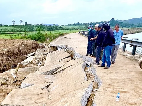 Sập bờ kè khiến 2 cặp vợ chồng thiệt mạng: Xác minh thông tin 'xe tải chạy qua dù đường đã cấm'