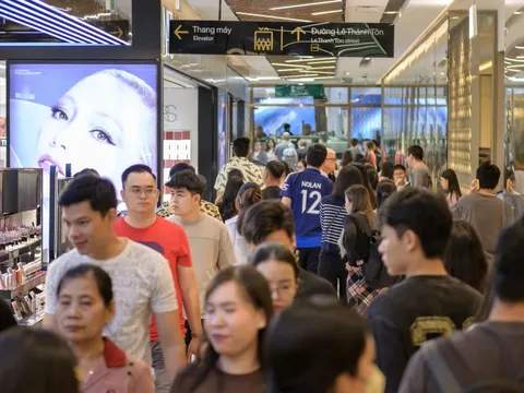 'Biển người' mua sắm, ăn uống ở các TTTM tại TP.HCM dịp đầu năm
